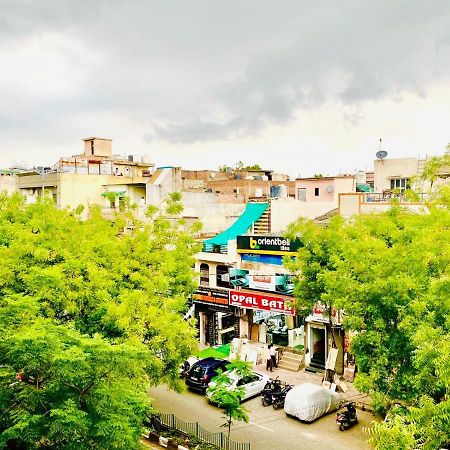 Qotel Hotel Rajouri Garden Above Ritu Marbles, Near Rajouri Garden Metro Station-Couple Friendly Нью-Дели Экстерьер фото