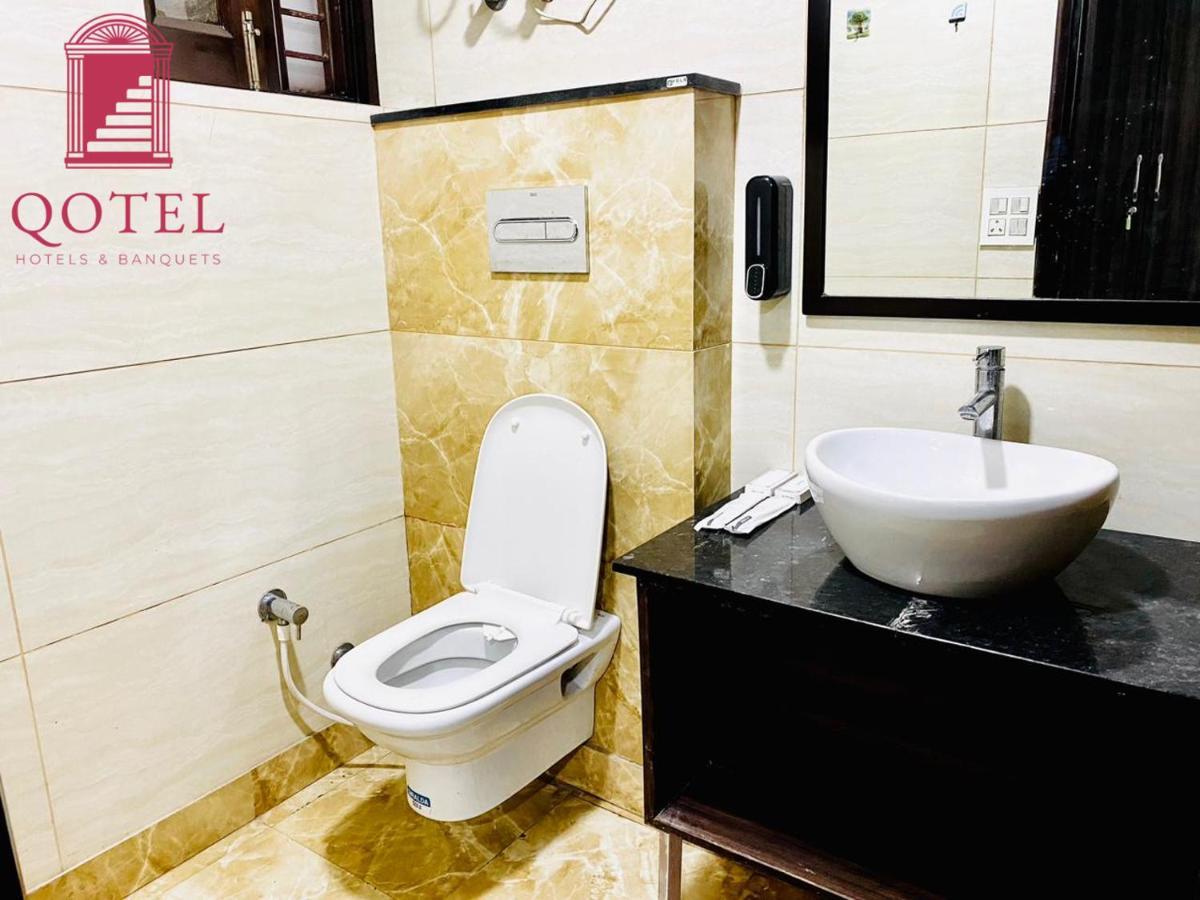 Qotel Hotel Rajouri Garden Above Ritu Marbles, Near Rajouri Garden Metro Station-Couple Friendly Нью-Дели Экстерьер фото