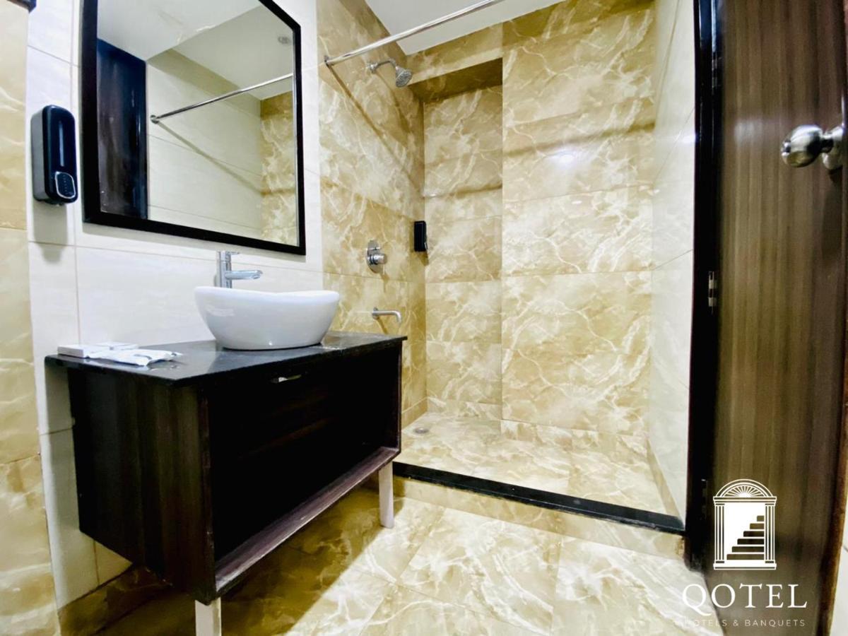 Qotel Hotel Rajouri Garden Above Ritu Marbles, Near Rajouri Garden Metro Station-Couple Friendly Нью-Дели Экстерьер фото