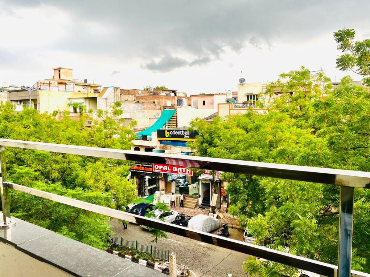 Qotel Hotel Rajouri Garden Above Ritu Marbles, Near Rajouri Garden Metro Station-Couple Friendly Нью-Дели Экстерьер фото