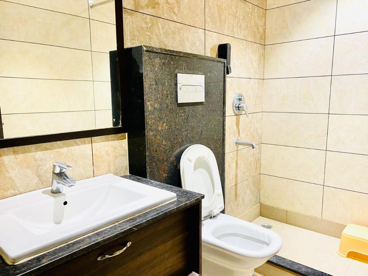 Qotel Hotel Rajouri Garden Above Ritu Marbles, Near Rajouri Garden Metro Station-Couple Friendly Нью-Дели Экстерьер фото