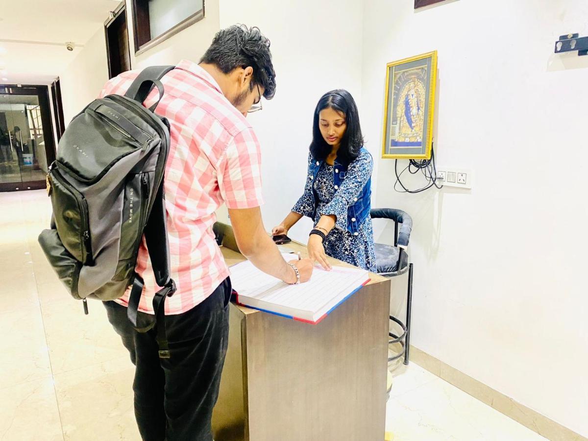 Qotel Hotel Rajouri Garden Above Ritu Marbles, Near Rajouri Garden Metro Station-Couple Friendly Нью-Дели Экстерьер фото