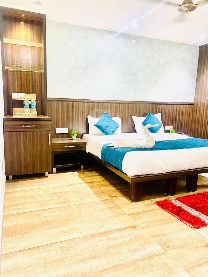 Qotel Hotel Rajouri Garden Above Ritu Marbles, Near Rajouri Garden Metro Station-Couple Friendly Нью-Дели Экстерьер фото