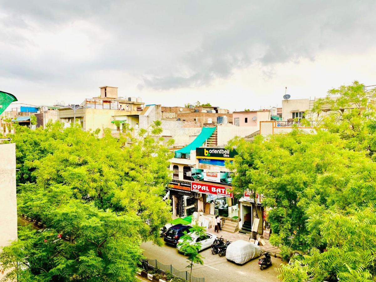 Qotel Hotel Rajouri Garden Above Ritu Marbles, Near Rajouri Garden Metro Station-Couple Friendly Нью-Дели Экстерьер фото