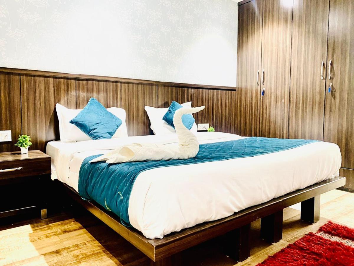 Qotel Hotel Rajouri Garden Above Ritu Marbles, Near Rajouri Garden Metro Station-Couple Friendly Нью-Дели Экстерьер фото