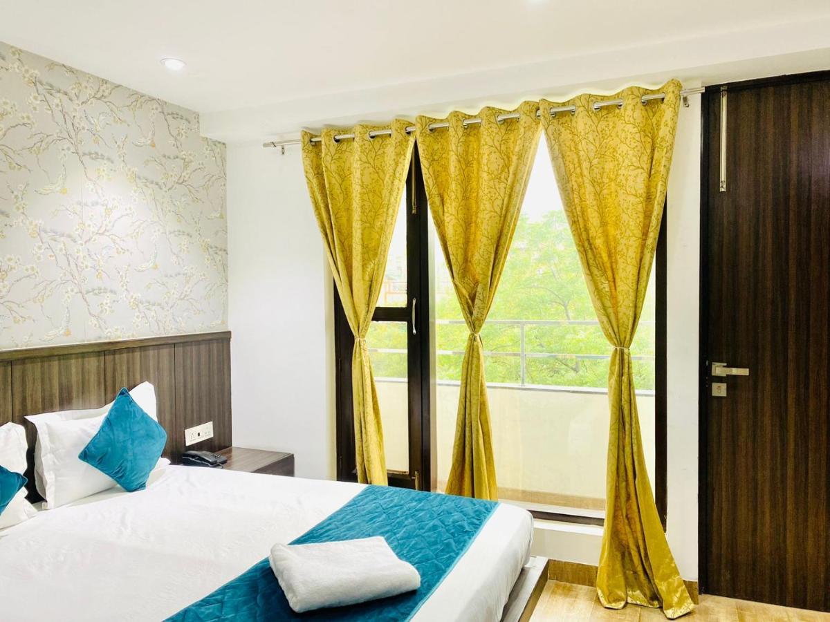 Qotel Hotel Rajouri Garden Above Ritu Marbles, Near Rajouri Garden Metro Station-Couple Friendly Нью-Дели Экстерьер фото