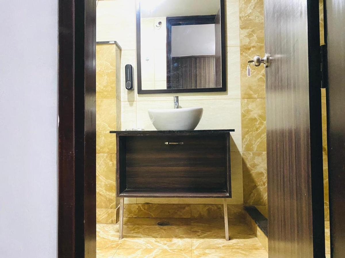 Qotel Hotel Rajouri Garden Above Ritu Marbles, Near Rajouri Garden Metro Station-Couple Friendly Нью-Дели Экстерьер фото