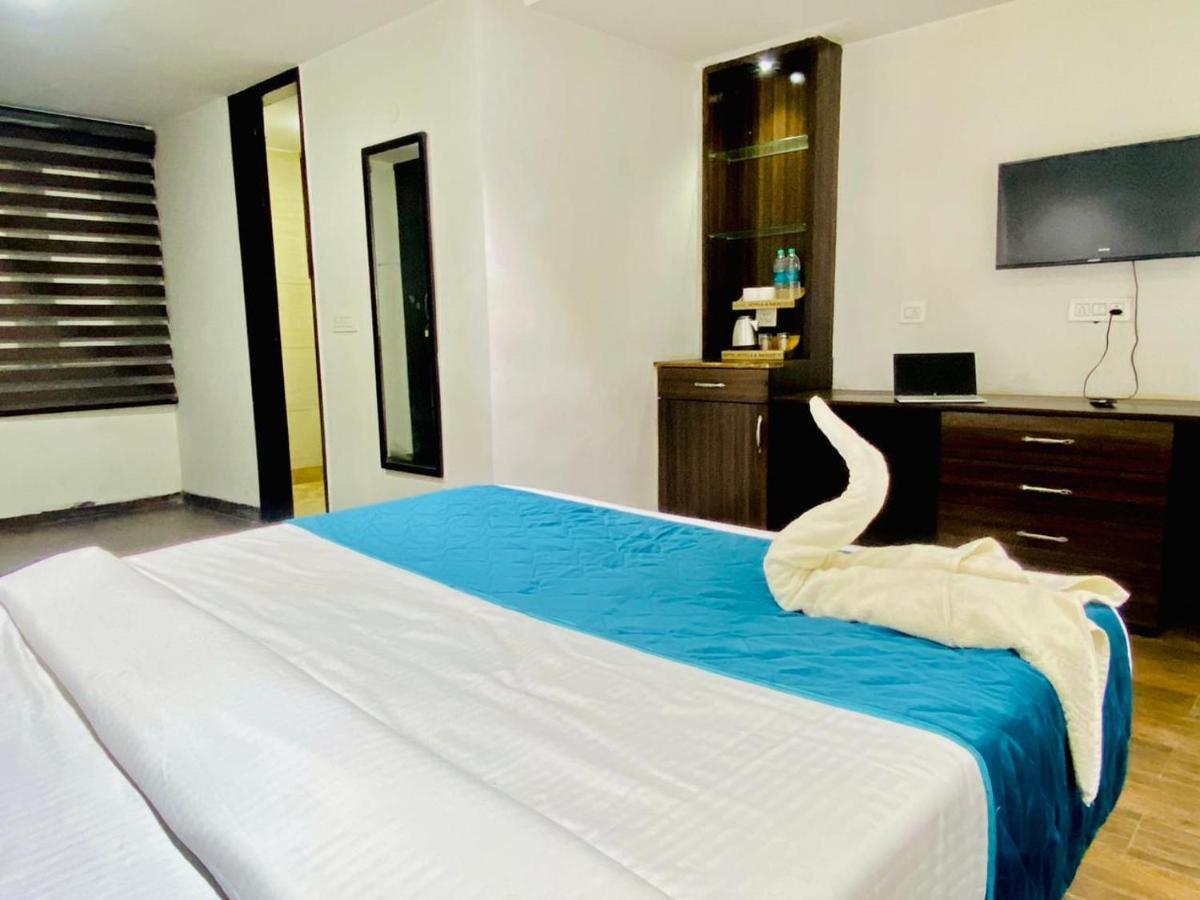 Qotel Hotel Rajouri Garden Above Ritu Marbles, Near Rajouri Garden Metro Station-Couple Friendly Нью-Дели Экстерьер фото