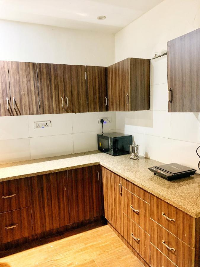 Qotel Hotel Rajouri Garden Above Ritu Marbles, Near Rajouri Garden Metro Station-Couple Friendly Нью-Дели Экстерьер фото